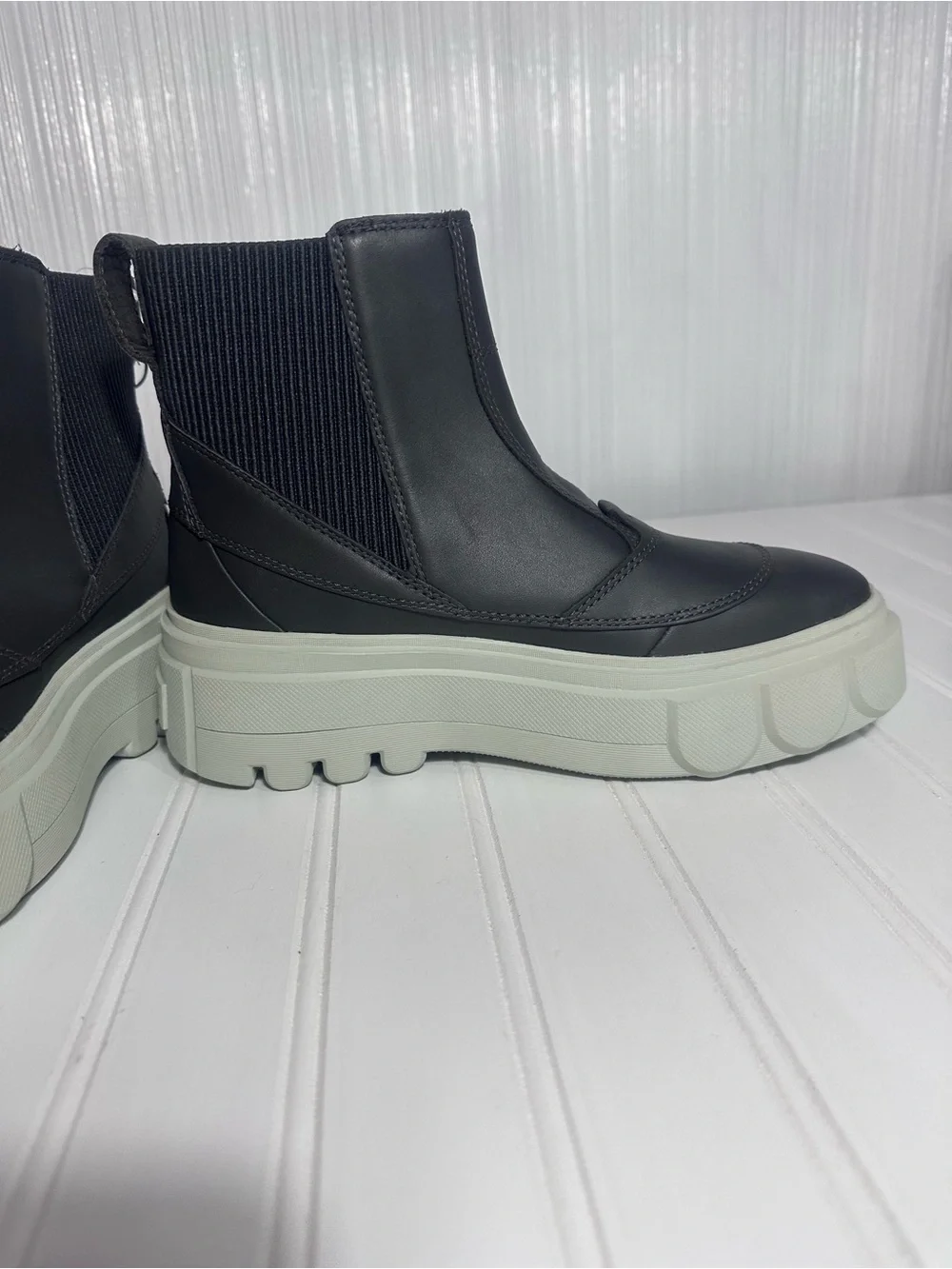 Sorel NWT Caribou X Chelsea boots dark gray waterproof leather women’s 7.5
